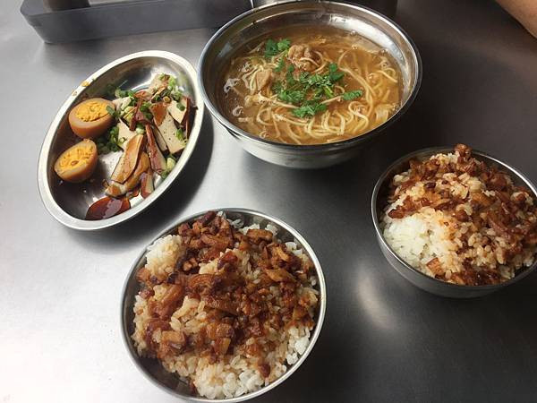 （市政府）永吉路上人氣小吃　用餐時間一位難求　信義區少見平價小吃-阿吉肉羹