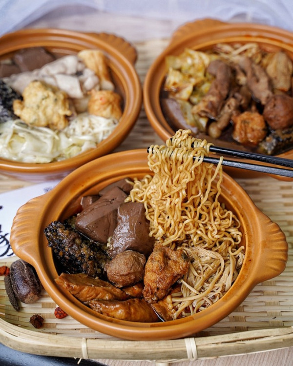 『灶房 麻辣/酸白菜鴨血臭豆腐』獨門秘方炒製的麻辣讓你一吃就上癮！不嗜辣的朋友還有酸白菜可以選擇！ - 阿華田的美食日記