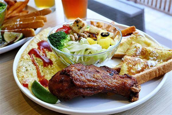 淡水早午餐-0100滿分 Brunch．早午餐.岩燒雞腿套餐/挪威薄鹽鯖魚套餐.淡水美食.紅樹林早午餐.近紅樹林捷運站