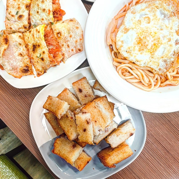 New Taipei, Taiwan 干城早午餐/ 墻上掛滿了生存遊戲用槍的超酷早餐店，不油膩的薯餅塔，微微酥脆的蘿蔔糕，清爽不膩口的蘑菇鐵板麵，吃起來滋味十足，很有滿足感👌🏻