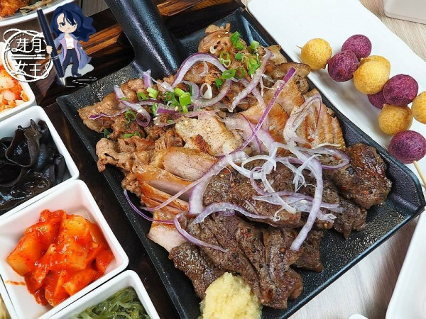 超浮誇，鐵鍬上面放了滿滿四種肉，牛排松阪豬都在這裡，全台灣只有這家才有~