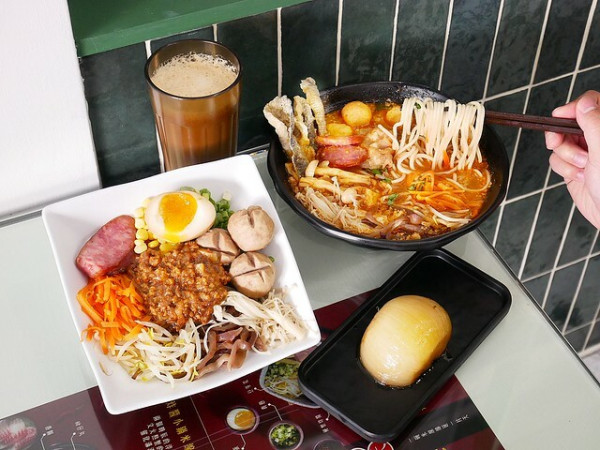 台中勤美小鍋米線，環境比擬香港街景，湯麵、拌麵都很夠味好吃，點餐超客製化-一線天