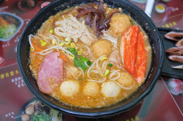 一線天小鍋米線｜勤美周邊香港平民小吃新開幕！大推招牌酥炸魚皮！西區美食推薦、勤美美食推薦、西區小吃推薦、勤美小吃推薦、勤美餐廳推薦、西區餐廳推薦