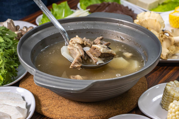 台中大里，玉潔清燉羊肉爐，湯頭醇香有鮮，菜色還有獨特白靈菇。 - 微笑Joe幸運