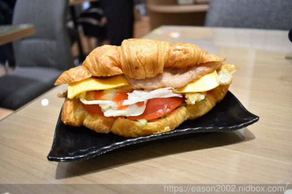 新莊義大利麵。沙夏廚房。單品加價49元升級濃湯+紅茶無限量喝到飽。濃湯料多味美