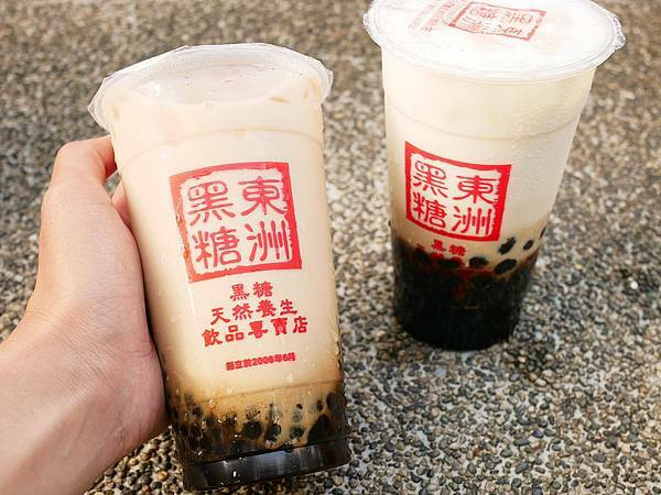 台中鐵鹿大街飲料下午茶推薦，南部超夯黑糖珍奶進駐台中囉，波霸、珍珠口感都好棒，還有爆漿泡芙也好吃-東洲黑糖