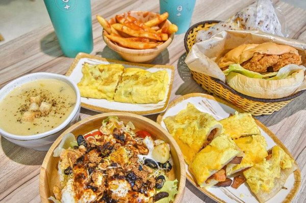 【台中北區早午餐推薦-日十健行店】文青風早餐店，餐點種類口味眾多，銅板價CP值超高！