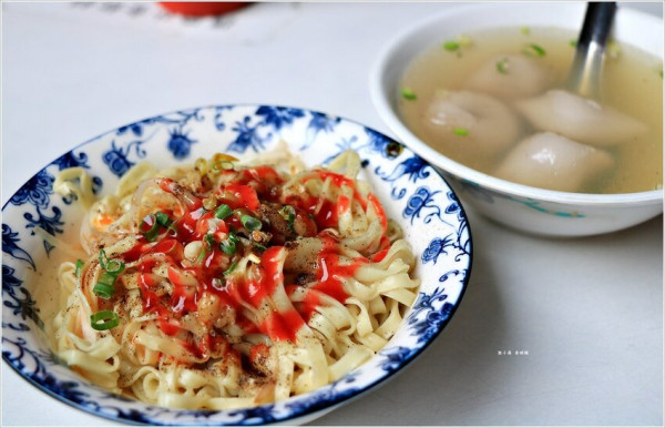【台中‧中區】陳家水晶餃 福州意麵‧第二市場必吃美食，水晶餃乾‧湯都好吃，再來一碗辣醬麵!!