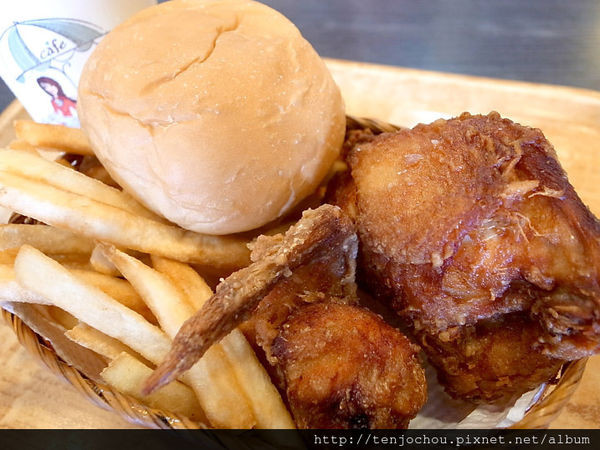 花花，甲飽沒【台北食記】女王漢堡 老字號台式炸雞名店 圓山必吃美食推薦！