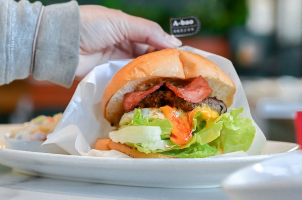 評價4星，超平價中西式早午餐，推美式狂想系列套餐組合價都是89元還附飲品與薯餅或薯泥！