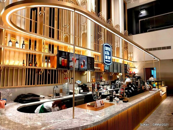 (北捷善導寺站周邊美食)「星巴克時代寓所門市」 --- 金碧輝煌高挑寬敞品飲空間，美味濃焦糖那堤與經典起司蛋糕。