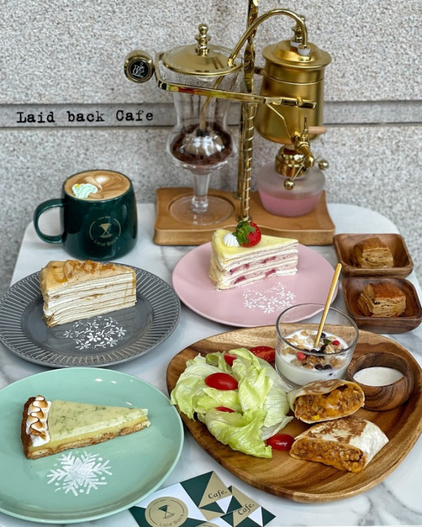 【Laid Back Cafe】關新東路上新開幕不限時咖啡廳，販售各式手沖咖啡、茶類飲品、輕食及各式千層蛋糕、甜點等等。 - 阿華田的美食日記