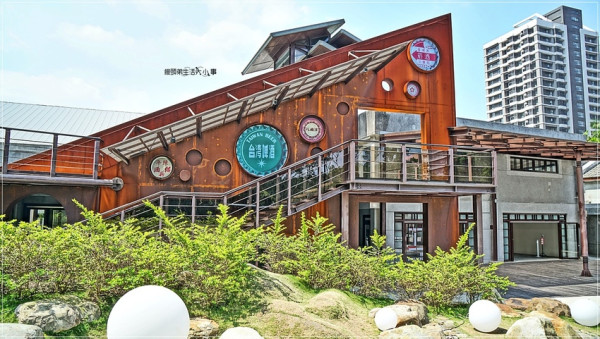 【台北景點】瓶蓋工廠台北製造所／捷運南港站～免費新景點，園區內保有完整日式建築，文創市集、展覽、戶外音樂會等休閒場地