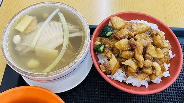 蘆洲銅板美食【燉品食堂】隱藏巷弄內美味燉品/一個人也可以享用滋補養生雞湯/湧蓮寺周邊美食/蘆洲廟口夜巿美食