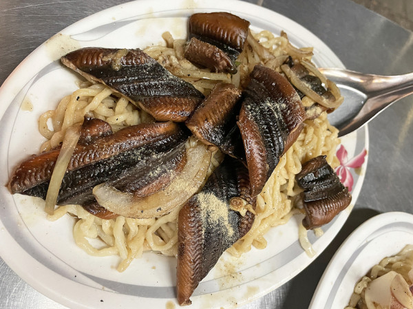 台南二哥鱔魚意麵：吃完一盤還想再一盤，融入台南當地生活就是宵夜來碗鱔魚炒麵吧│鱔魚意麵、炒鱔魚、炒花枝【附菜單】【台南小吃】【排隊美食】