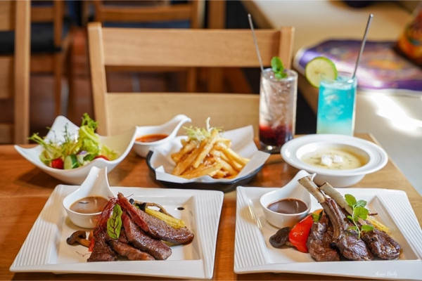 | 高雄美食 |都市裡的小秘境/庭院下午茶超愜意/不限用餐時間/多人聚餐的好選擇/覺識人文空間