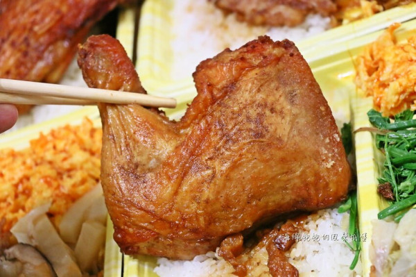 鑫悅排骨專賣店｜汐止超人氣便當店，雞腿、排骨、蝦捲飯都好吃，菜單價位
