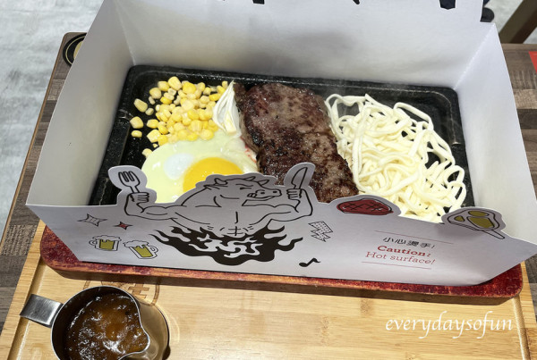 台北餐廳∥鐵火牛排∣新店小碧潭京站美食，吃排餐還能無限享用和牛咖哩飯、和牛肉燥飯、濃湯、飲料，花費少吃飽飽！