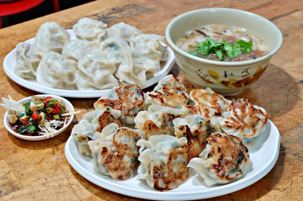 【新北】淡大手工蒸餃 皮薄餡多 大顆飽滿 高麗菜韭菜蒸餃煎餃