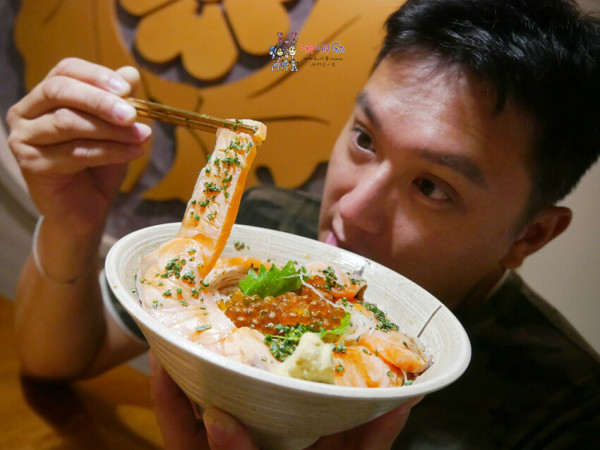 【台北美食】忠孝敦化站平價日本料理~新鮮鮭魚生魚片滿滿鋪在飯上，花魚一夜干好好吃！