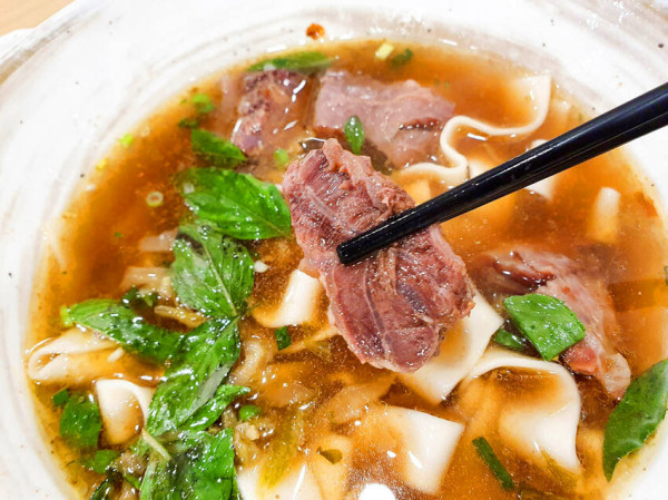 【三民區美食】勁饗食自製麵條 覺民店 九層塔/牛肉麵/滷味/冷氣