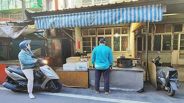 板橋幸福市場水煎包｜每天只開４小時，隱藏在巷弄裡１顆只要７元的水煎包