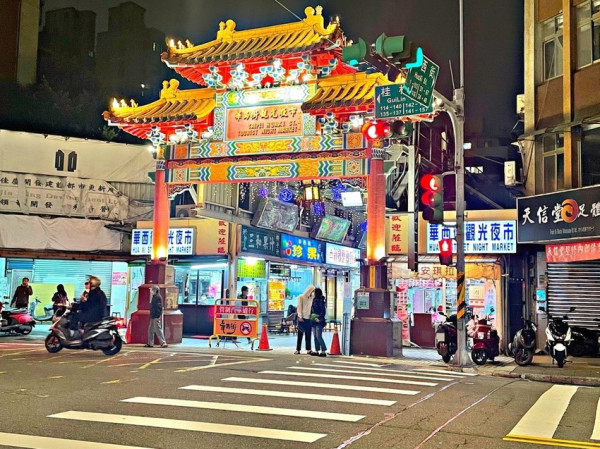 華西街夜市｜到華西街迺夜市必吃米其林必比登推薦源芳刈包 、 在地老字號的壽司王 ‧ 這樣吃華西街夜市就對了