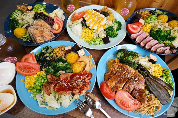 無敵澎派高CP值，新開幕健康餐一盤只要100多，近35種口味、必搭滑嫩溫泉蛋！