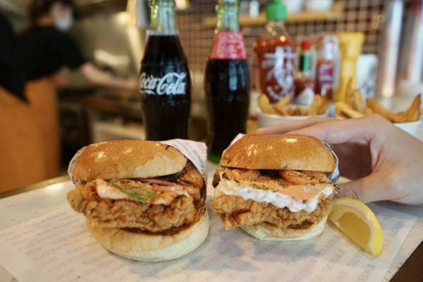 BURGER OUT - 信義區最強炸雞漢堡，與炙燒明太子、煙燻鮭魚搭配的極致享受 ! 台北信義美食推薦，美式漢堡推薦