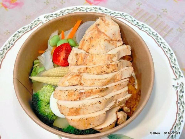 (北捷南港站附近美食)「Hungry Dogs 二犬健康餐飲」--- 新鮮豐盛美味的「炙燒風味嫩雞」餐盒與「荔枝玫瑰氣泡飲」!