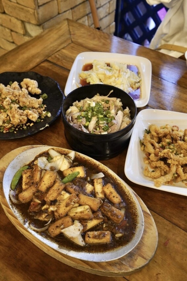 體育館海鮮碳烤-嘉義最好吃的雞肉飯!!超平價熱炒店，大推鐵板豆腐、金沙中卷、隱藏版炒高麗菜，嘉義必吃美食