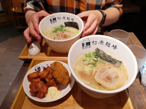 【新北板橋美食】初原麵場(新板特區店)，平價日式拉麵，個人最愛焙煎雞白湯拉麵，叉燒入口即化、湯頭順口不油膩!(附菜單價位)