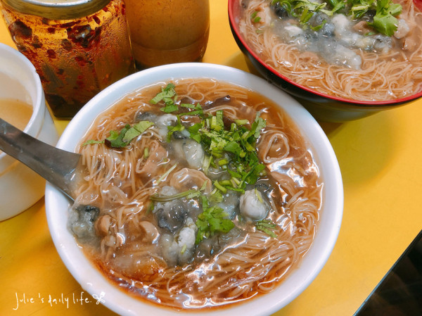 三重 小吃 -橋頭蚵仔麵線-在地人推薦-辣椒-九層塔 @跟著Julie一起走吧