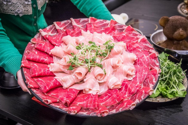 吃火鍋不給菜盤！？因為整櫃超過20種蔬食都讓你吃到飽啦！還有超可愛熊熊泡湯鍋跟花花肉盤！麻六味鍋物-中壢店 - 大手牽小手。玩樂趣