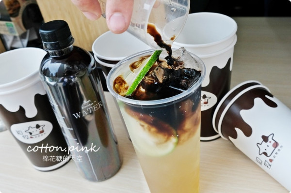 審計新村新亮點！超大牛奶盒賣飲料～嘉明鮮奶整罐加超氣派，獨家黑色綠茶超神秘 - 棉花糖的天空