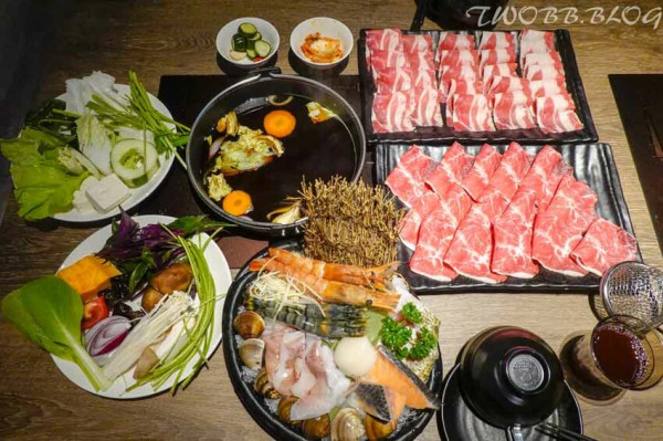 【新北土城美食｜ 千荷田蔬食百匯涮涮鍋-新開幕!超澎湃蔬菜自助吧吃到飽，搭配生猛海鮮及鮮嫩肉類，愛吃蔬菜的朋友快衝一波。 - 1個媽咪2個寶