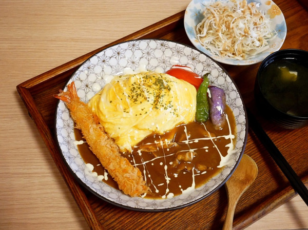 誰說疫情期間只能在家吃便當，北海道特色湯咖哩也很適合，搭配厚實香料雞腿超美味，商業午餐8折便宜很多，不能出國就靠國外美食過過癮吧-北海道小樽禾荳家カレー屋