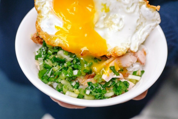 超愛滿滿蔥油雞飯一碗55元，招牌牛肉肉燥飯也是不容錯過，點雙拼在加銷魂蛋更過癮啦！