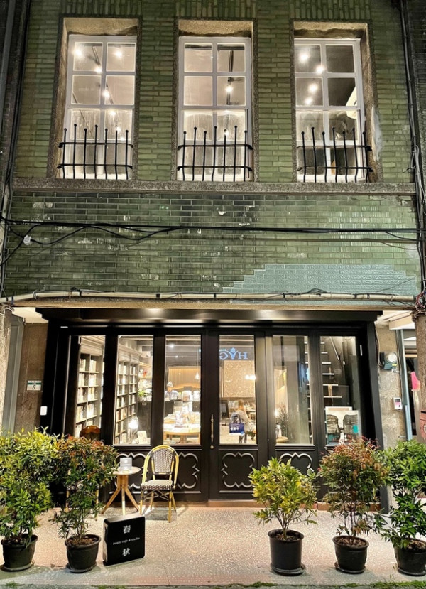 【中山站赤峰街咖啡】春秋書店｜老宅與書店完美結合｜不限時低消一杯飲料