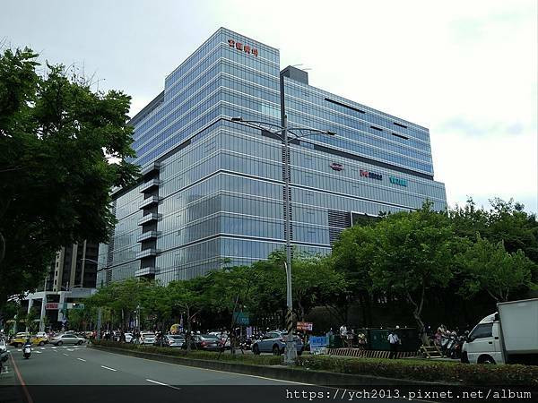 新北新莊逛街購物好去處【宏匯廣場】地下二樓B2F樂匯市集吃喝購物都能滿足／中港大排願景館廣場散步好愜意F