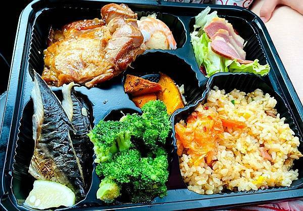 萬里CP值超高五星級便當【野柳薆悅渡假飯店外帶便當】精緻海陸三拼餐盒只要130元/一次吃到三種主食有日式照燒雞腿、鹽烤鯖魚、香煎鴨胸/防疫期間限定