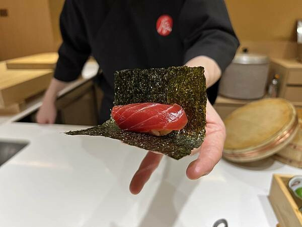 台北美食【辰壽司】松山區／無菜單日本料理／超好吃的安康魚肝 酒煮無花果最中餅／黑鮪魚赤身 中腹 下巴 三重奏／好吃的小肌 500盤 江振誠／紫海膽／馬糞海膽 - 壽司羊 的 美食旅行