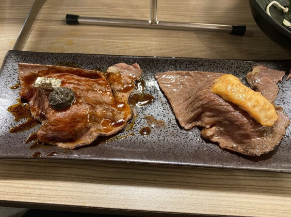 【台北萬華區-涮樂和牛鍋物　食べ放題(西門店)】經典招牌炙燒松露和牛握壽司吃到飽，光吃這個就值回票價了