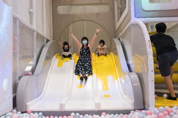 【台中親子餐廳】想窩11餐旅館 - 琉璃沙坑，大球池，超美泡泡屋玩到不想回家