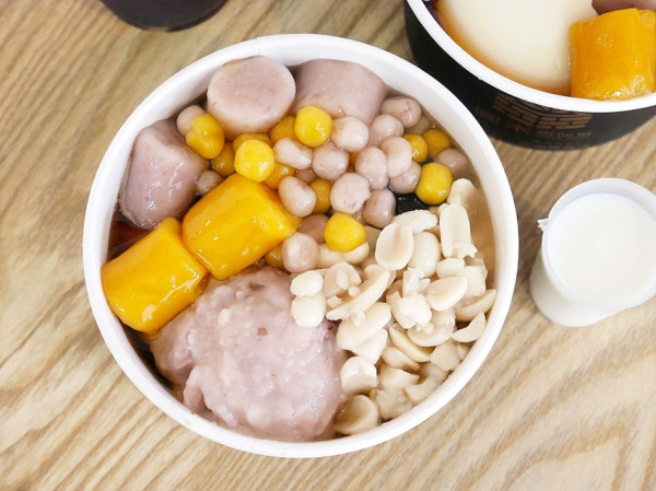 彰化人氣仙草進軍天津街，每碗料都滿滿，還有最夯的巨無霸QQ芋圓!