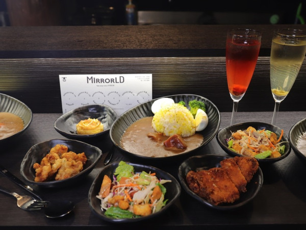 Mirrorld 鏡界私廚 魔術&咖哩：台南新開幕魔法咖哩餐廳/讓你一邊優雅品嘗咖哩飯.一邊欣賞桌邊魔術表演/外帶另有優惠價/台南咖哩飯推薦｜水交社文化園區餐廳推薦 - 進食的巨鼠