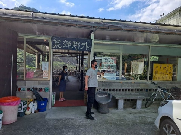食記│新北三峽秘境│ 到荒郊野外，吃荒郊野外， 除了沒冷氣會流汗外，還不錯吃呢。
