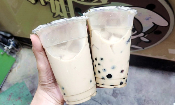 從台南上來的超人氣黑糖珍珠鮮奶，人氣品項一次可以品嘗到珍珠和仙草料很足