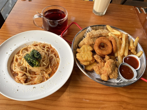 【桃園平鎮-聚柴Gdog寵物友善餐廳】店狗雙柴.有草坪圍欄可跑跑.餐點好吃便宜