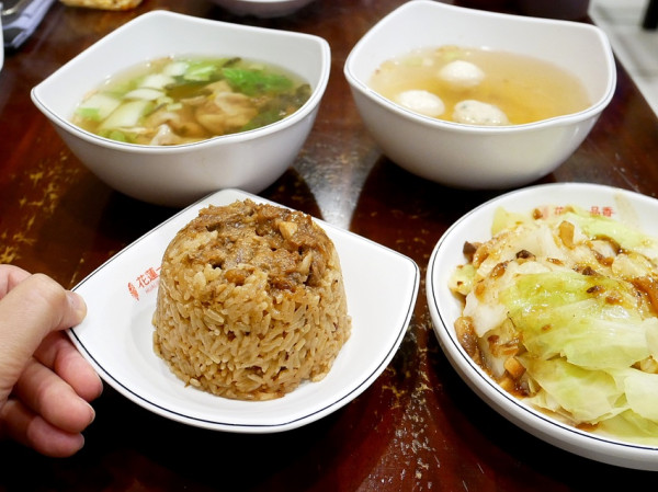 新莊中港大排附近平價小吃，套餐只要$70，除了主食還有湯和小菜，超豐盛又省荷包